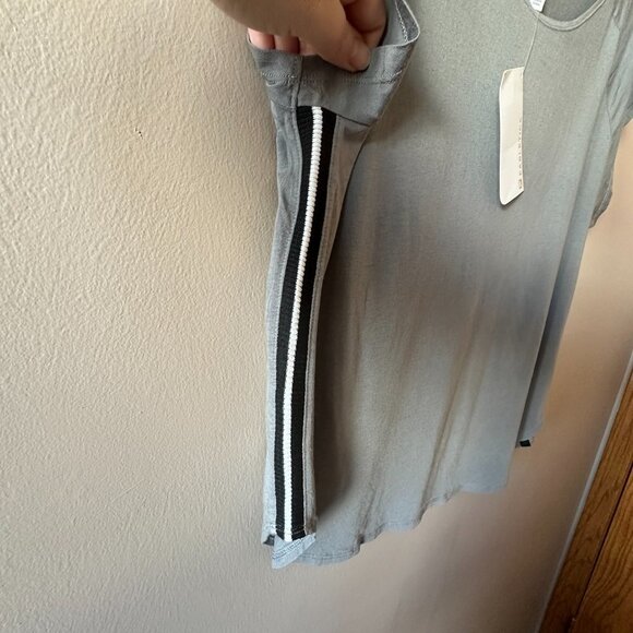 Women's L NWT Fabletics Phoenix Tee Gray Black White Oversized - Picture 5 of 8